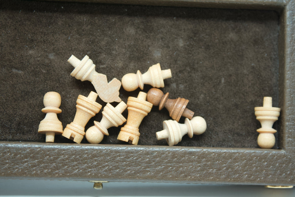 Lot 127 - A GUCCI VINTAGE WOODEN TRAVEL CHESS SET